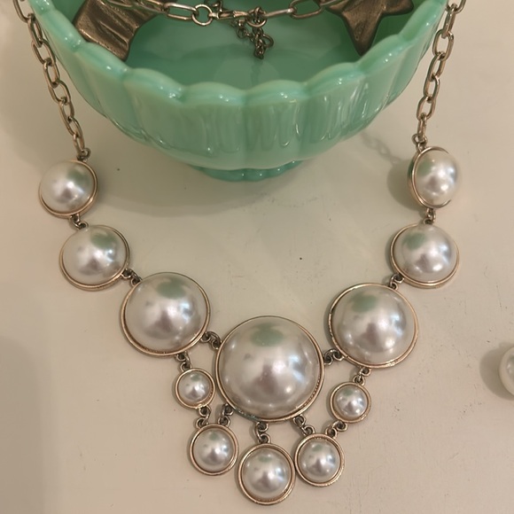 🎯CLEARANCE LAST CHANCE Multi-Tiered Faux Pearl Necklace and Earrings - Picture 3 of 6